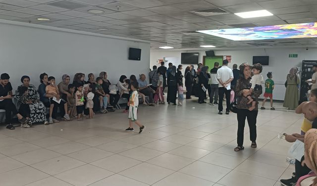 Acil serviste yüzlerce hasta 2 doktorun muayenesini bekliyor
