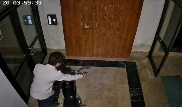 Bina girişindeki motosiklet çalındı: O anlar kameraya yansıdı