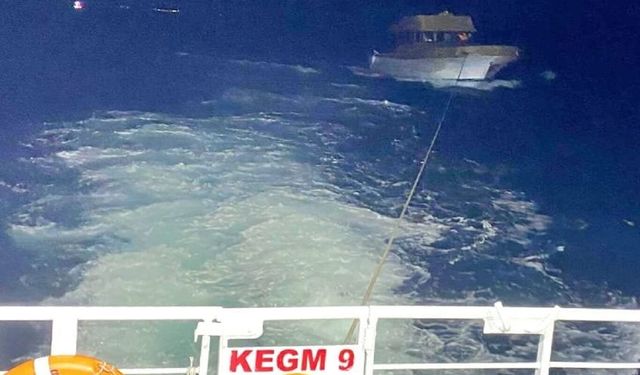 Çanakkale Boğazı'nda arızalanan tekne Kıyı Emniyeti ekiplerince kurtarıldı
