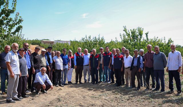Malatya'da kayısı üreticilerine uygulamalı budama ve gübreleme eğitimi