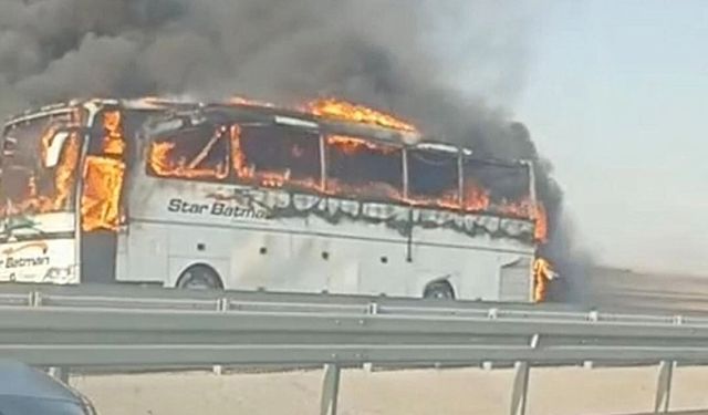 Şanlıurfa'da seyir halindeki yolcu otobüsü yandı