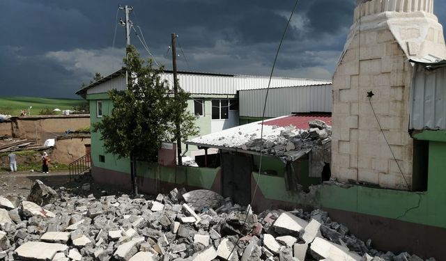 Bismil'de fırtına: Minare yıkıldı, ağaçlar devrildi  