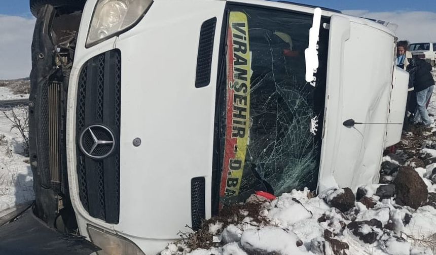 Viranşehir’de minibüs devrildi!