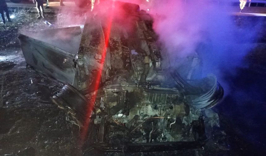 Siverek'te kaza yapan araç alev aldı