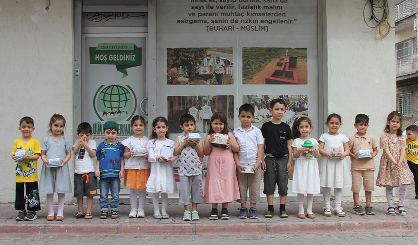Kreş çocukları, kumbaralarını Gazzeli akranları için bağışladı