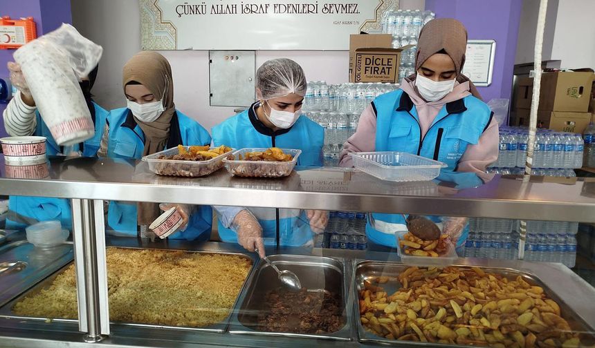 Batman'da "Komşum" projesi ile ihtiyaç sahiplerine yemek desteği