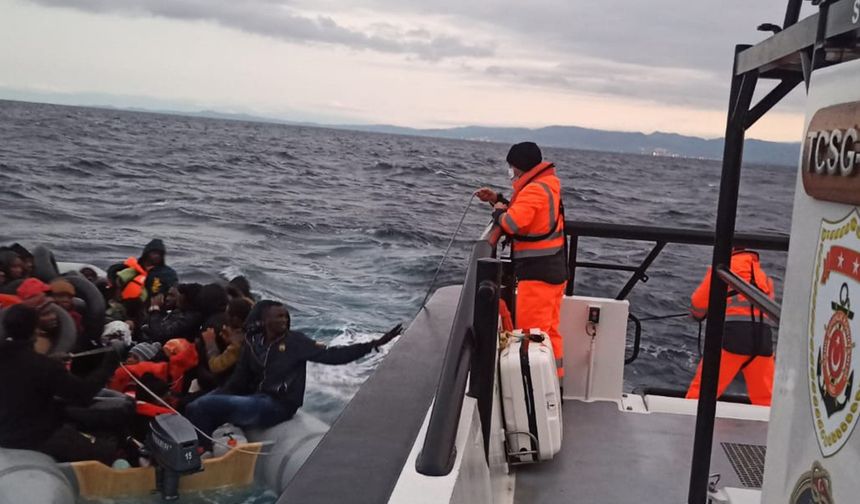 İzmir açıklarında 33 düzensiz göçmen kurtarıldı