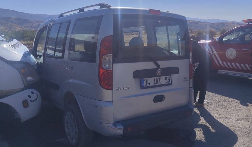 Malatya'da minibüs ile hafif ticari araç çarpıştı: 3 yaralı