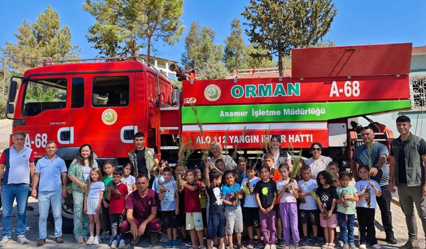 Mersin’de öğrencilere fidan dağıtıldı
