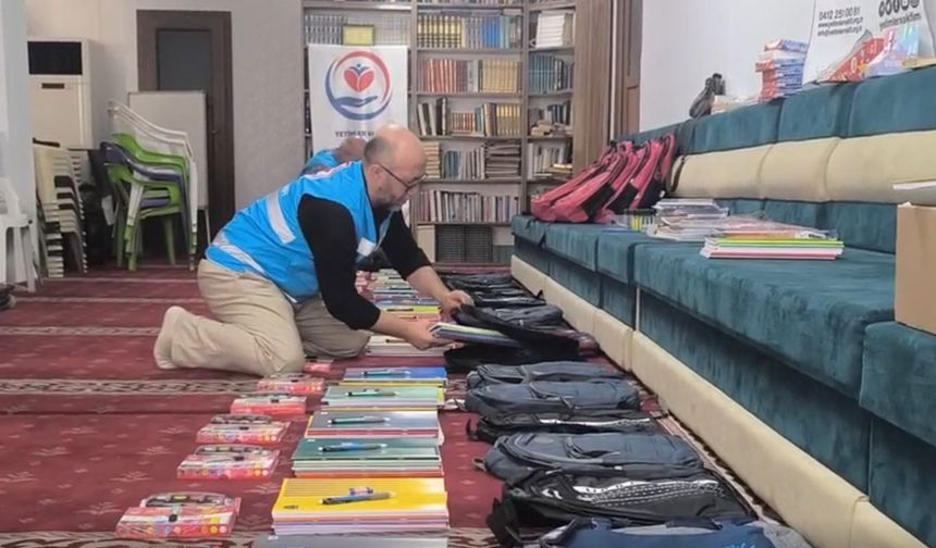 Yetimler Vakfı Elazığ'da ihtiyaç sahibi öğrencilere kırtasiye yardımında bulundu