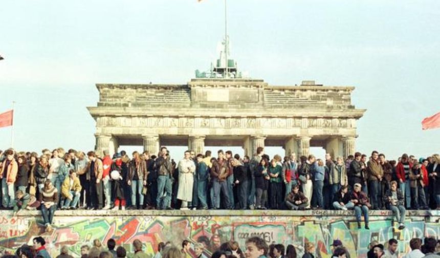 Berlin Duvarı'nın Yıkılışı ve 2+4 Antlaşması: Alman Birleşmesinin Tarihi