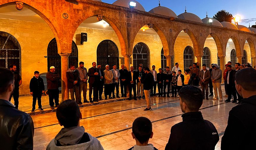 Şanlıurfa'da gençler sabah namazında buluştu