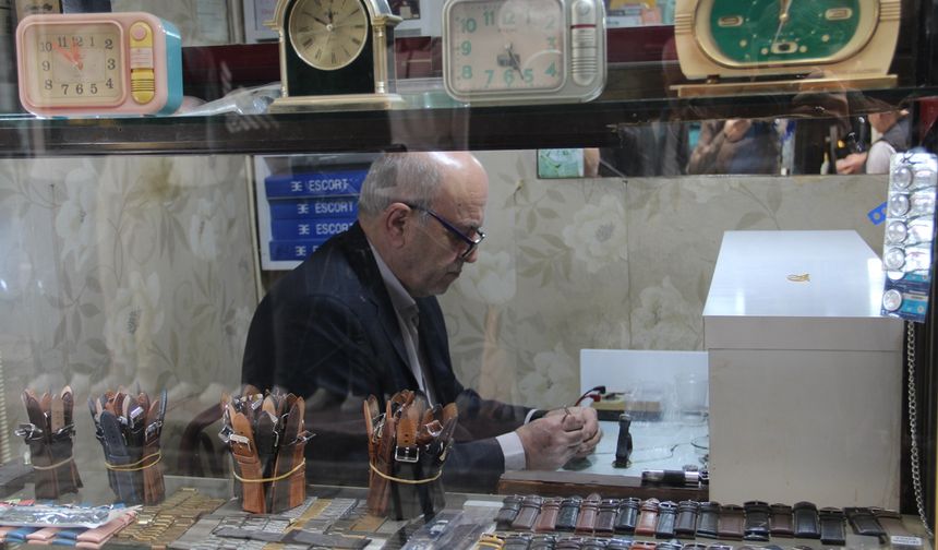 Yarım asırdır saat tamirciliği yapan Abdurrahman Usta: Mesleğimiz değerini kaybetti ama sevgiyle devam ediyorum