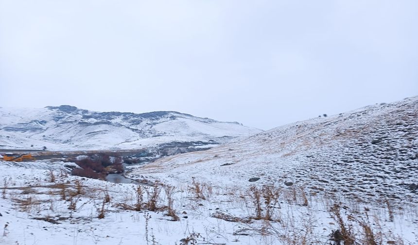 Ağrı merkeze bağlı köylerde ve yüksek kesimlerde kar yağışı başladı