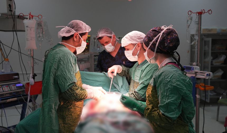 Böbrek ve üst bezlerinde bulunan 2 kilogramı aşkın dev tümör başarıyla çıkarıldı