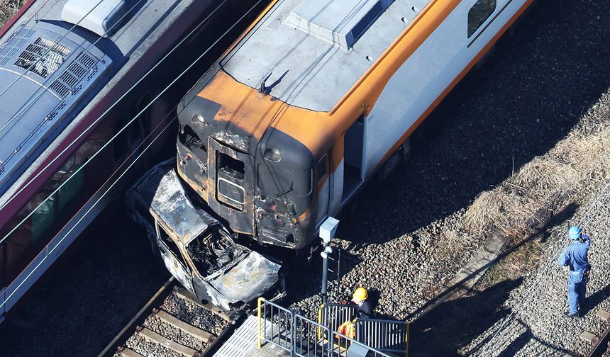 Japonya'da otomobil ile yolcu treni çarpıştı