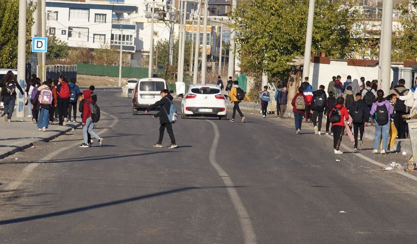 Köy yolunda tehlike: Vatandaşlar tümsek ve uyarı levhası talep ediyor