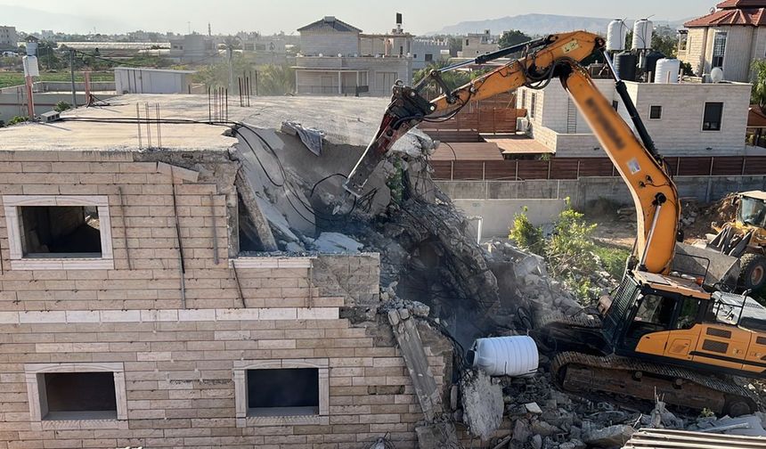 Siyonist işgalciler Nablus'un kuzeyinde bir şehidin evini yıktı