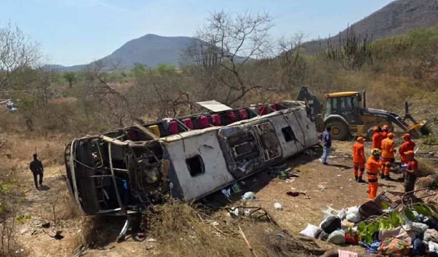 Brezilya’da yolcu otobüsü devrildi: 16 ölü, 44 yaralı