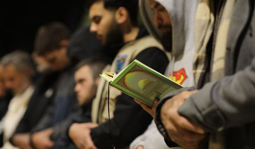 İşgalcilerin kısıtlamalarına rağmen Aksa'da yatsı ve teravih safları doldu