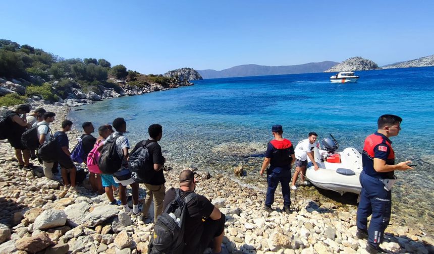 Muğla açıklarında 60 düzensiz göçmen ve göçmen kaçakçısı yakalandı