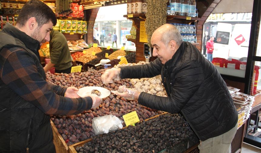 Ramazan öncesi hurma tezgahlarında hareketlilik başladı