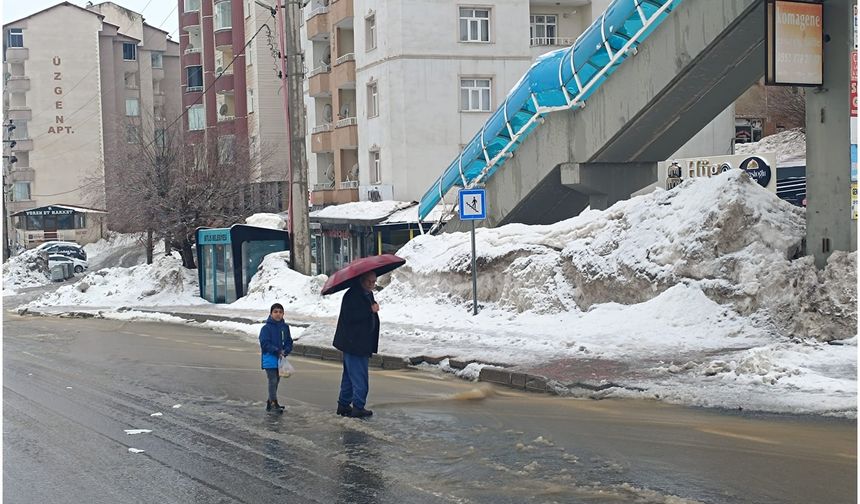 Sağanak yağış Bitlis’te yolları göle çevirdi: Vatandaşlar yetkililere tepki gösterdi