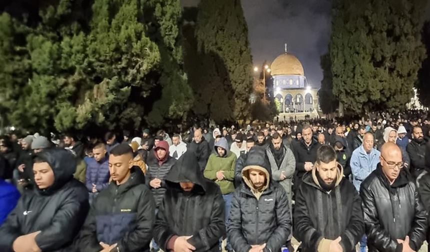 Tüm baskılara rağmen on binler Mescid-i Aksa'da saf tuttu