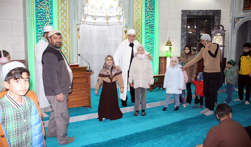 Ağrı’da Ramazan ayının neşesi, minik ellere tatlı ikramı yapılıyor