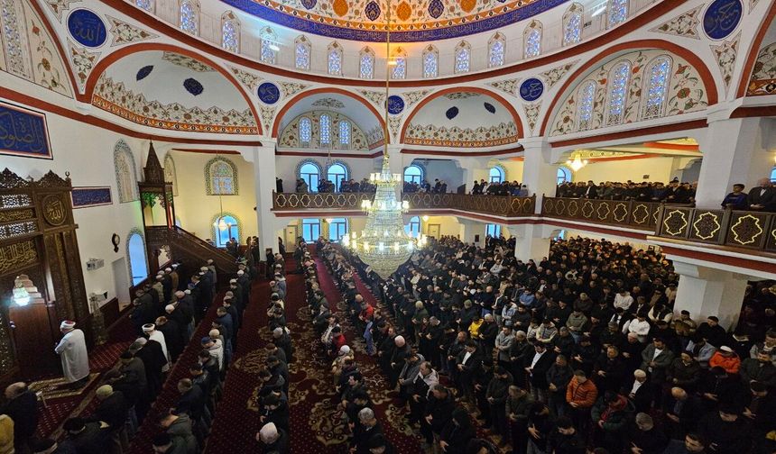 Bayram namazı kılındı: Hutbede Mescid-i Aksa ve mazlum coğrafyalar vurgusu