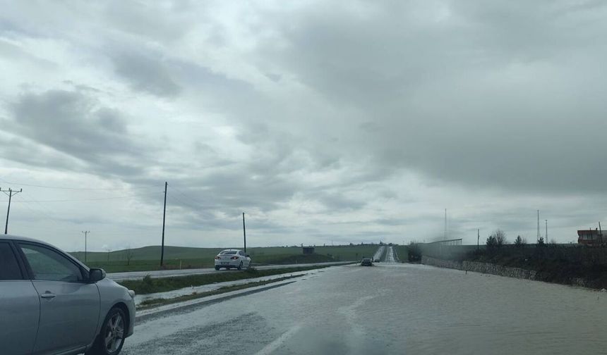 Diyarbakır’da yağış etkili oldu, cadde ve sokaklar sular altında kaldı