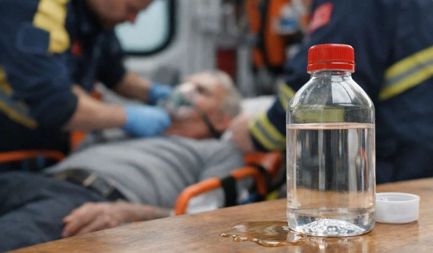 Evinde asidi su zannedip içen adam öldü