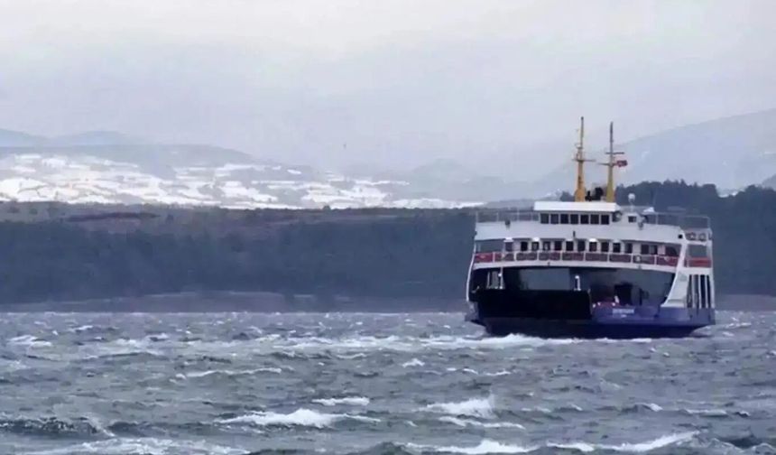 Feribot seferlerine fırtına engeli