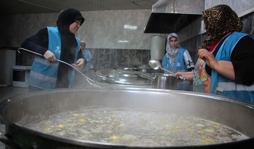 Gaziantep Osmanlı Camii'nde imece usulü iftar hazırlanıyor