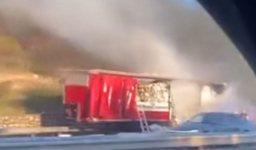 İzmir’de kağıt havlu yüklü TIR’da yangın