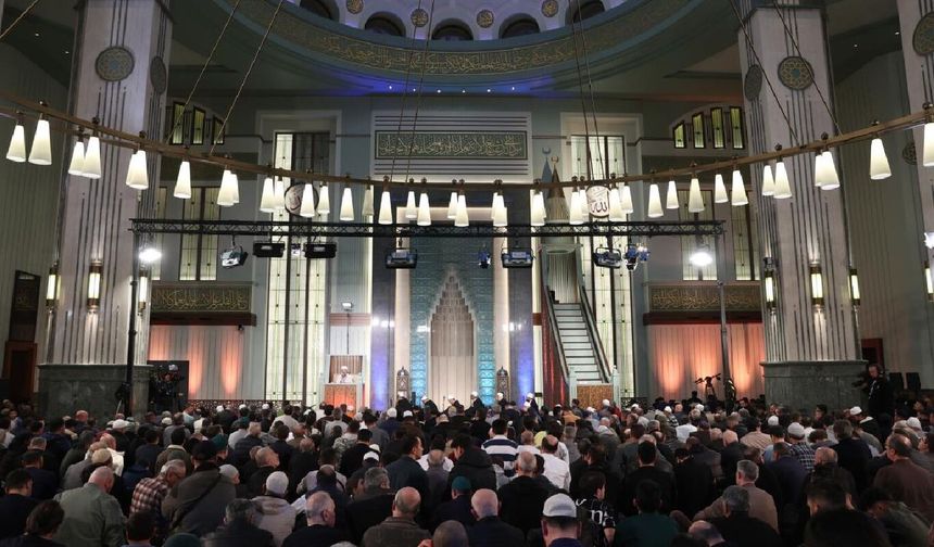 Kadir Gecesi tüm yurtta dualarla idrak edildi