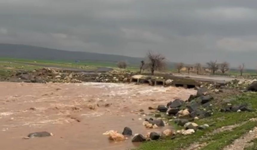 Mardin’de sağanak etkisini sürdürüyor: Dereler taştı, yollar göle döndü