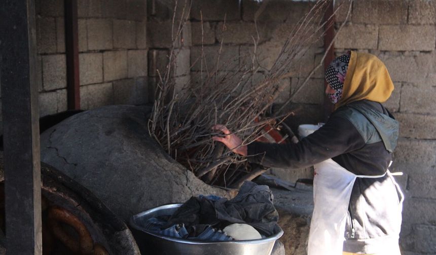 Ramazanda tandır mesaisinde kadınlar hem çalışıyor hem evine destek oluyor