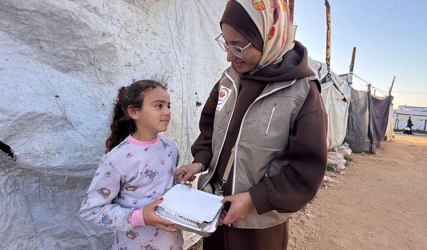 Yetimler Vakfı Gazze'de sıcak yemek dağıtımına devam ediyor