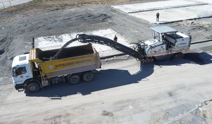 Battalgazi'de sökülen asfalt kırsal yollarda değerlendiriliyor