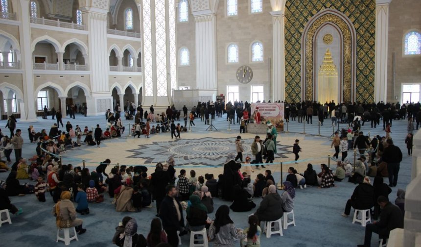 Gaziantep'te aileler ve çocukları camide düzenlenen etkinlikte bir araya geldi