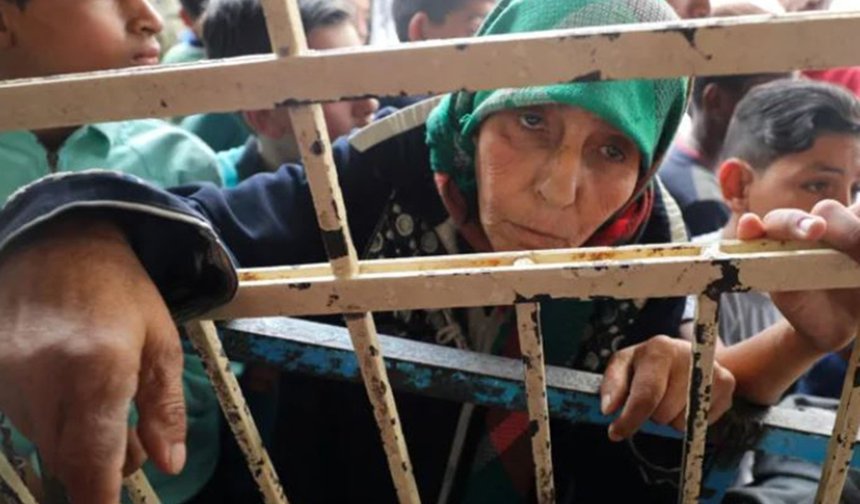 Gazze'de insani kriz: İnsanlar ailelerine bir parça ekmek bulabilmek için çaresizce mücadele ediyor