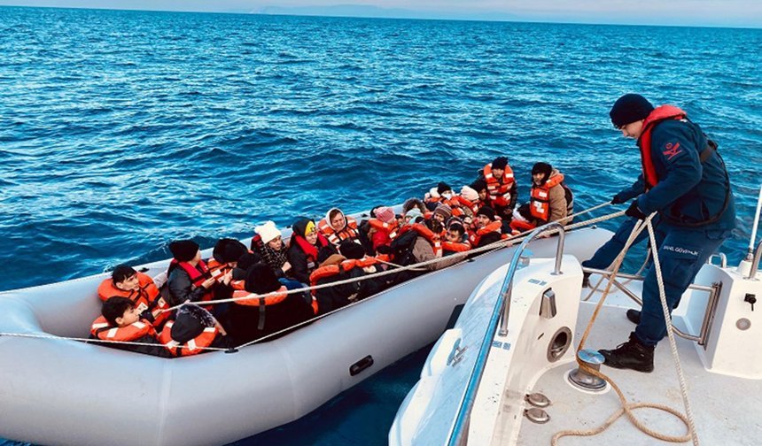 İzmir açıklarında 24 düzensiz göçmen yakalandı