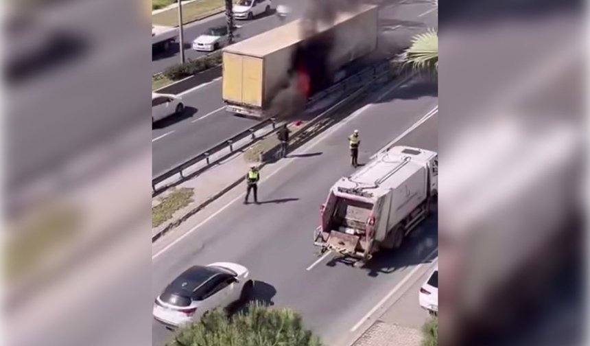 İzmir'de seyir halindeki tır alev aldı