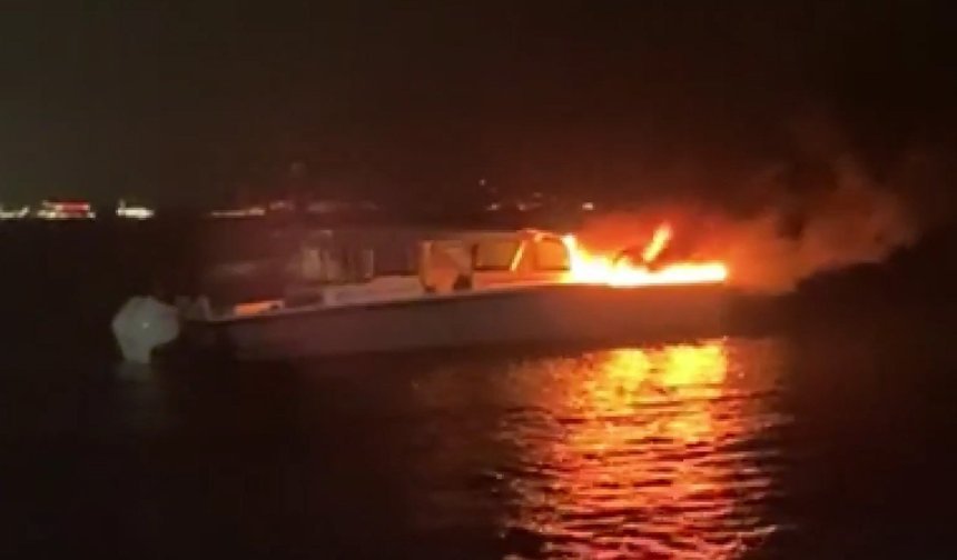 Kadıköy açıklarında tekne yangını: 4 kişi kurtarıldı