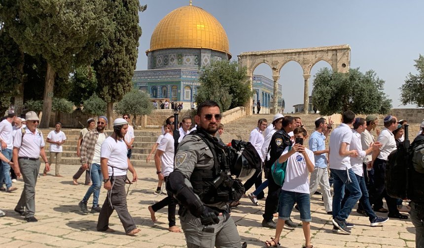 Mescid-i Aksa'ya provokatif baskın