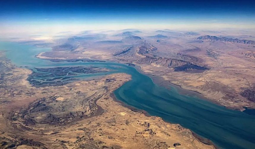 Süveyş Kanalı'ndan Hürmüz Boğazı'na: İran, Amerika İmparatorluğu'nun sonunu getirecek mi?