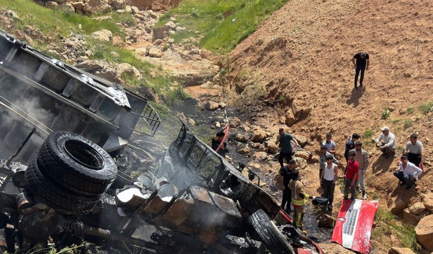 Araçta sıkışan sürücü yanarak hayatını kaybetti