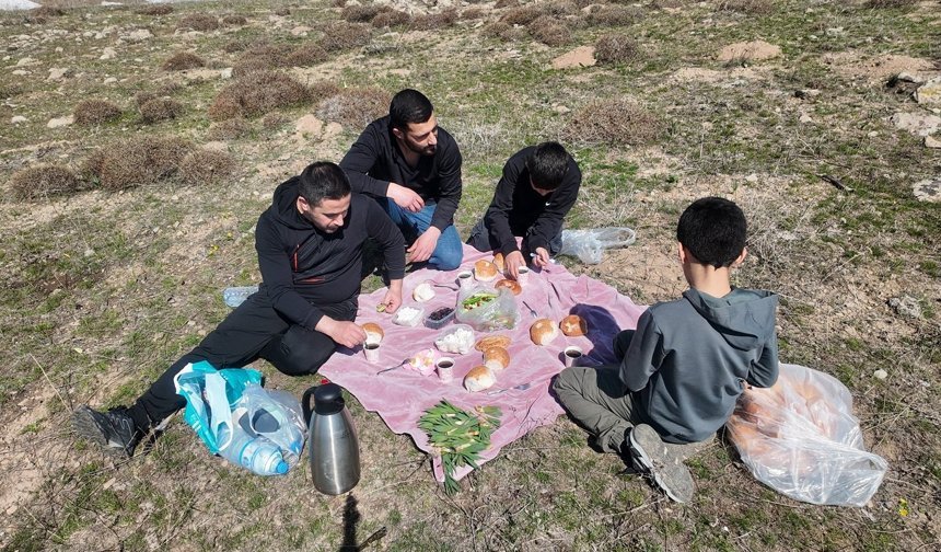 Bir yanda kar bir yanda bahar