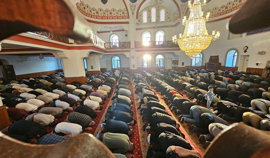 Bursa'da vatandaşlar Kurban Bayramı namazı için camilere akın etti